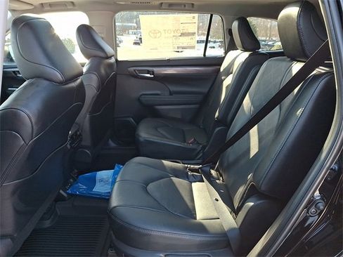 New 2026 Toyota Highlander Platinum image 5
