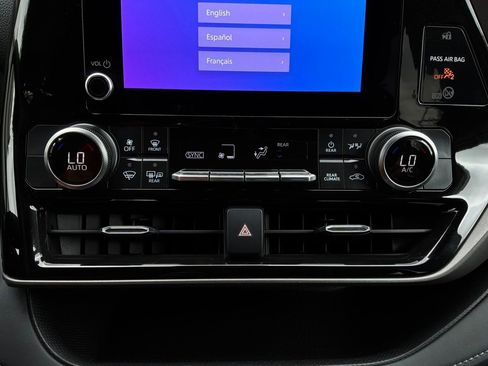Used 2025 Toyota Highlander LE FWD image 29