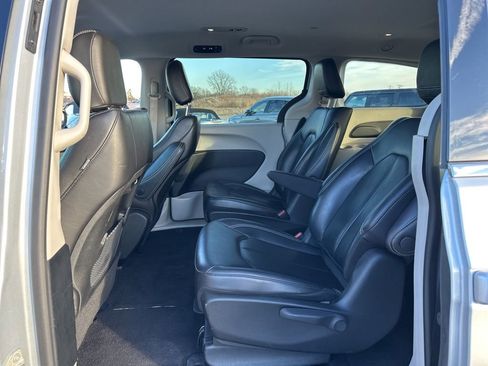 Used 2023 Chrysler Pacifica Touring-L image 26