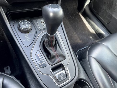 Used 2019 Jeep Cherokee Trailhawk w/ Cold Weather Group image 20