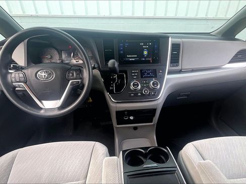 Used 2017 Toyota Sienna LE image 19