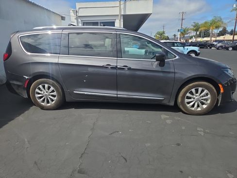 Used 2018 Chrysler Pacifica Touring-L FWD image 3