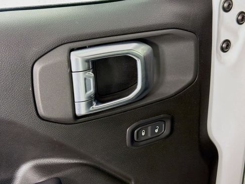 Used 2025 Jeep Wrangler Sport image 19