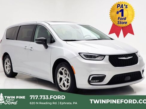 Used 2024 Chrysler Pacifica Limited image 1