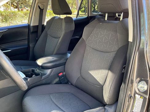 Used 2021 Toyota RAV4 XLE image 18