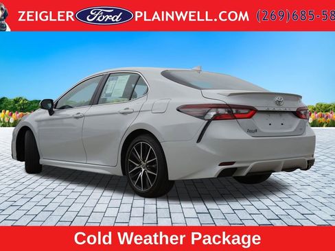 Used 2022 Toyota Camry SE w/ Cold Weather Package FWD image 3