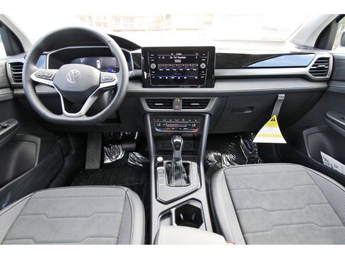 Certified 2025 Volkswagen Taos SE FWD image 11