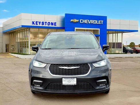 Used 2023 Chrysler Pacifica Touring-L FWD image 2