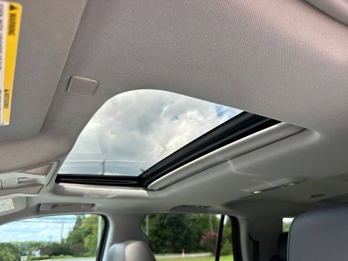 Used 2018 Cadillac Escalade Luxury AWD/4WD image 6