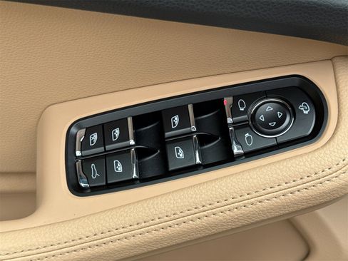 Used 2025 Porsche Macan image 13