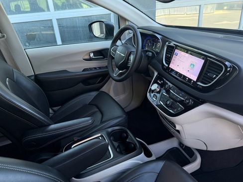 Used 2023 Chrysler Pacifica Touring-L FWD image 47
