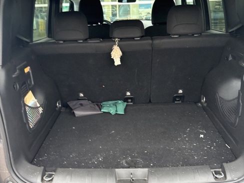 Used 2018 Jeep Renegade Latitude image 5