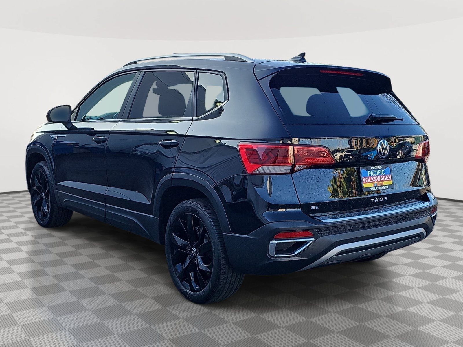 Used 2023 Volkswagen Taos SE w/ Black Wheel Package FWD image 7