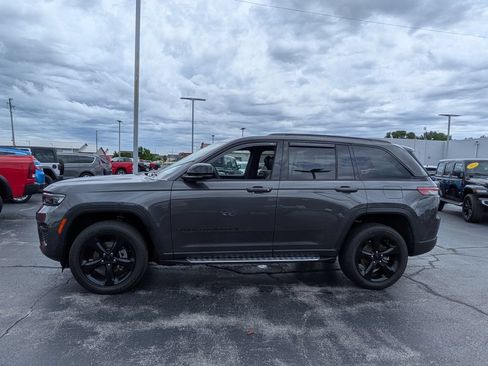 Used 2023 Jeep Grand Cherokee Altitude AWD/4WD image 4