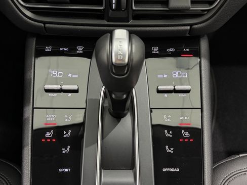 Certified 2025 Porsche Macan image 36