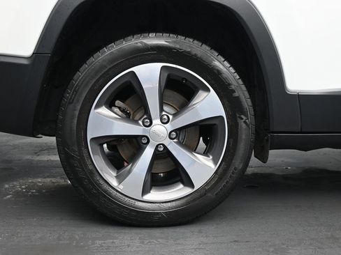 Used 2019 Jeep Cherokee Limited image 10