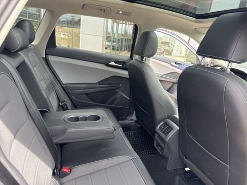 Used 2022 Volkswagen Taos SE w/ Panoramic Sunroof Package image 31