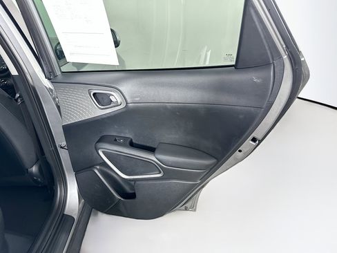 Used 2025 Kia Soul LX w/ LX Technology Package FWD image 28