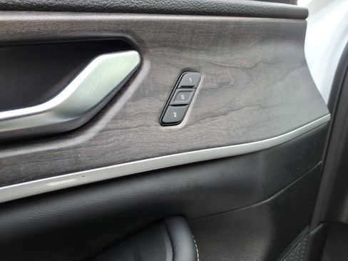 Used 2023 Jeep Grand Cherokee L Limited w/ Luxury Tech Group II image 17