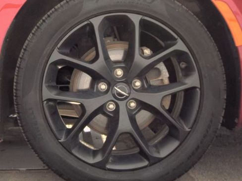 Used 2024 Chrysler Pacifica Limited w/ Uconnect Theater Family Group FWD image 5