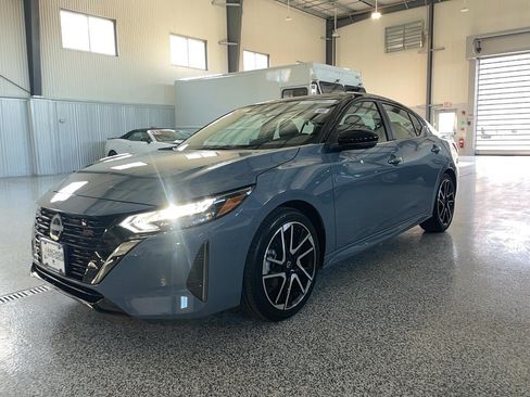 Used 2025 Nissan Sentra SR w/ SR Premium Package FWD image 3