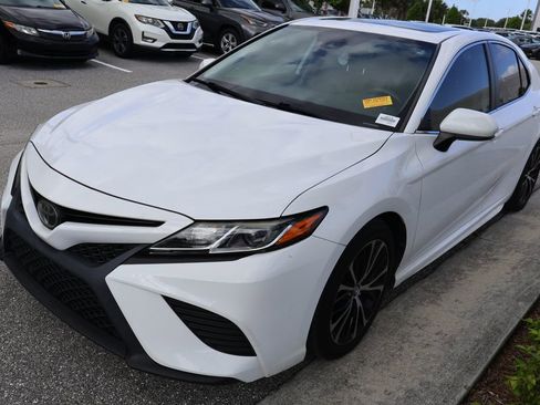 Used 2019 Toyota Camry SE image 2