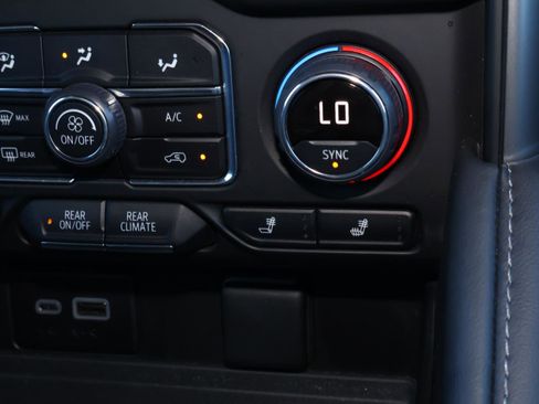 Used 2024 Chevrolet Tahoe Z71 w/ Luxury Package image 29