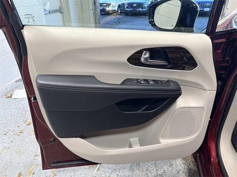 Used 2023 Chrysler Pacifica Limited image 5