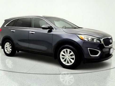 Used 2018 Kia Sorento FWD image 3