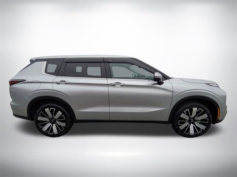 New 2025 Mitsubishi Outlander SE image 2