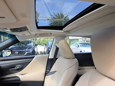 Used 2019 Lexus ES 350 w/ Premium Package image 11