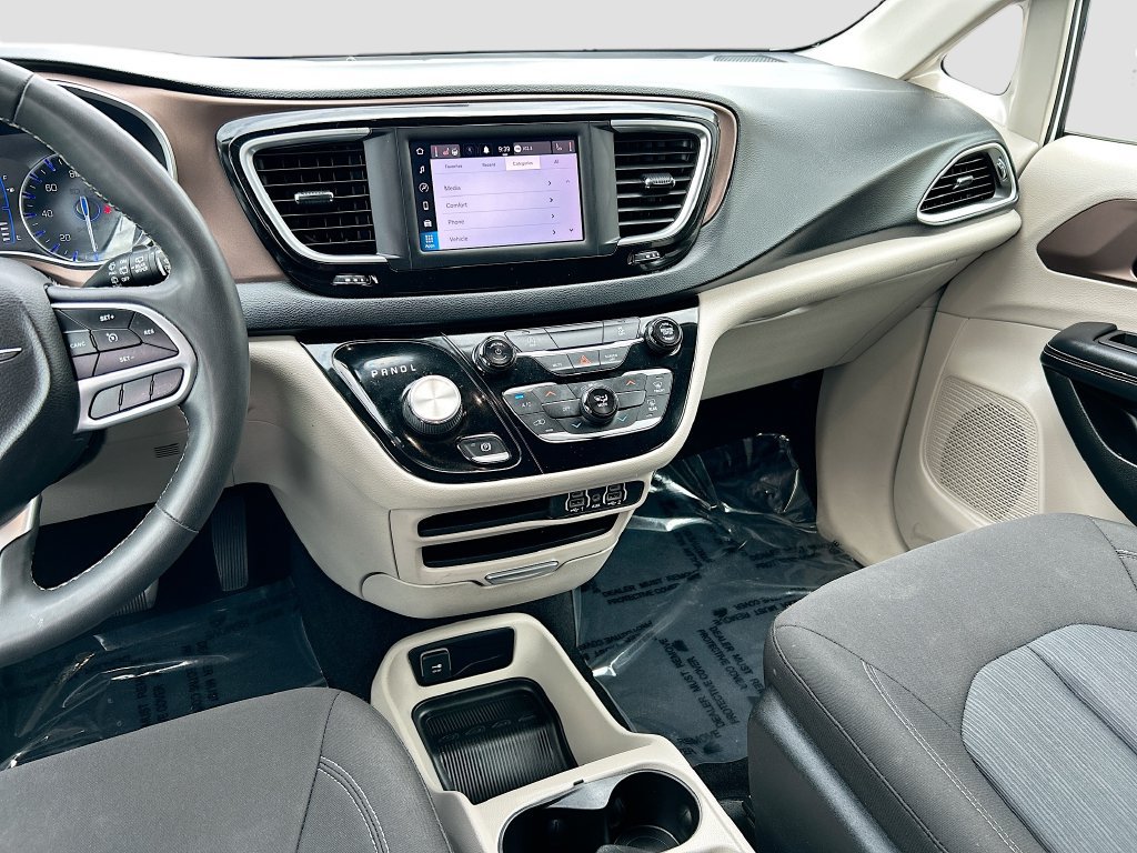 Used 2022 Chrysler Voyager LX FWD image 22