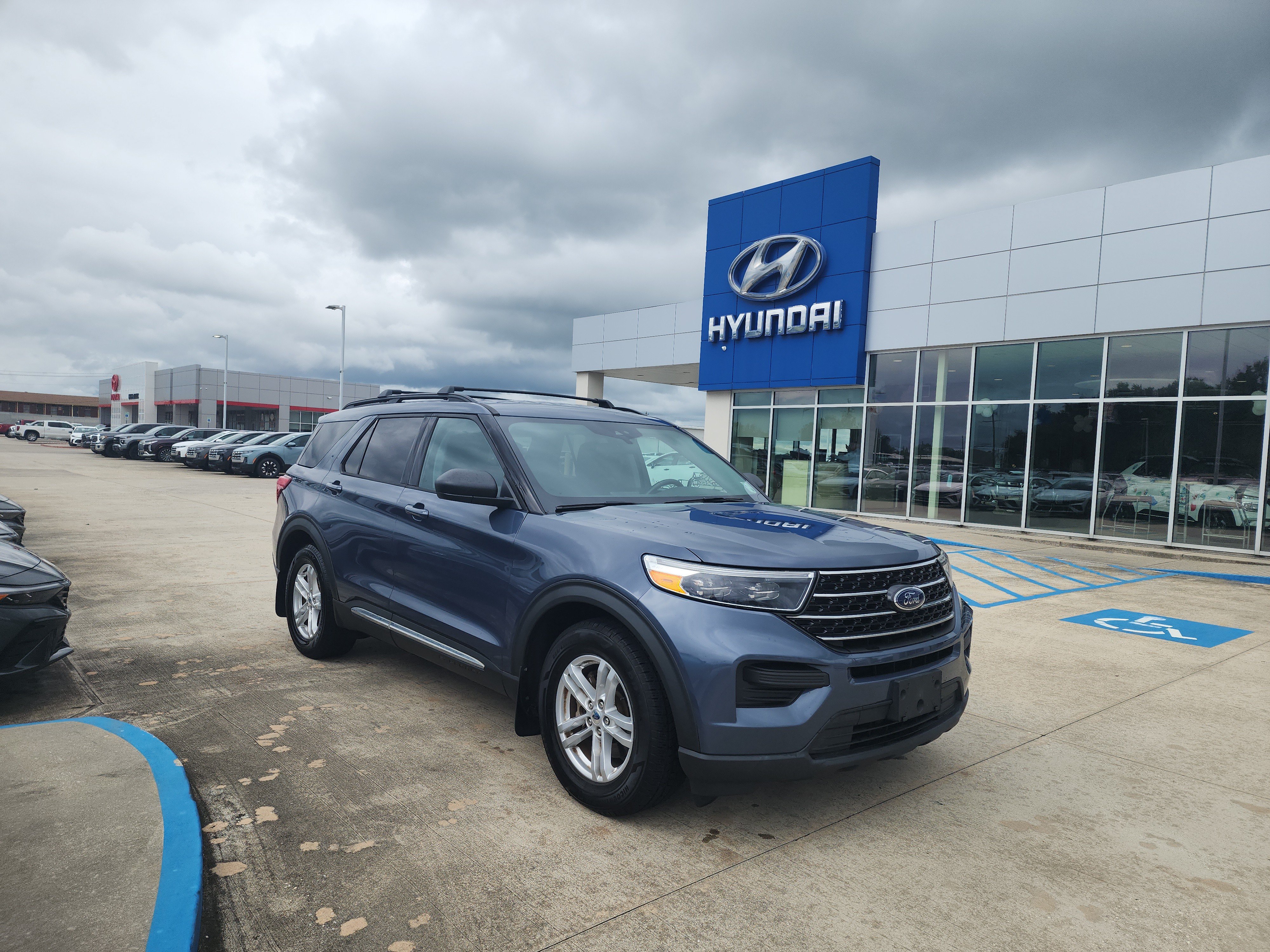 Used 2021 Ford Explorer XLT RWD image 1