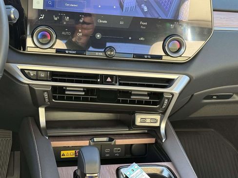 Used 2025 Lexus RX 450h AWD w/ Luxury Package image 18
