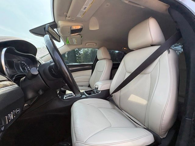 Used 2018 Chrysler 300 Limited AWD/4WD image 17