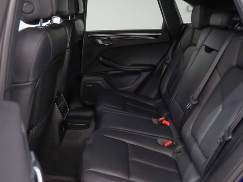 Certified 2025 Porsche Macan image 18