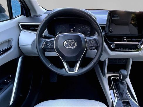 Used 2025 Toyota Corolla Cross LE FWD image 6