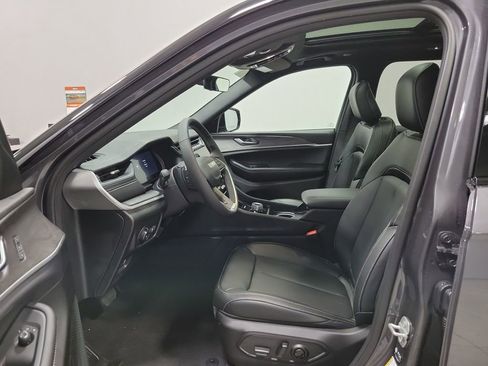 New 2025 Jeep Grand Cherokee Limited image 9