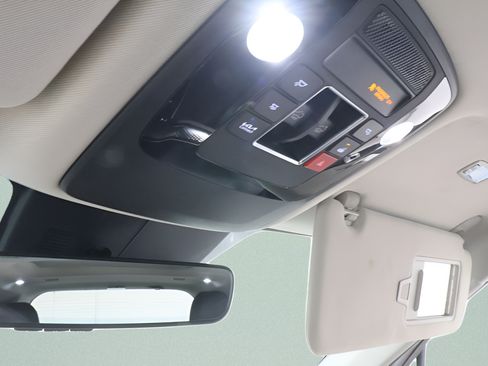 Used 2024 Kia Carnival FWD image 16
