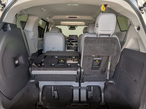 Used 2021 Toyota Sienna XLE FWD image 27