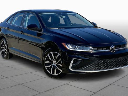 Used 2025 Volkswagen Jetta SE image 3