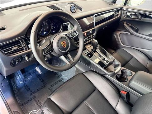 Used 2026 Porsche Macan AWD/4WD image 4