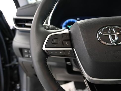 Used 2025 Toyota Highlander Platinum image 26