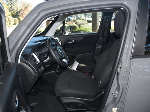 Used 2019 Jeep Renegade Latitude w/ Safety & Security Group II image 7