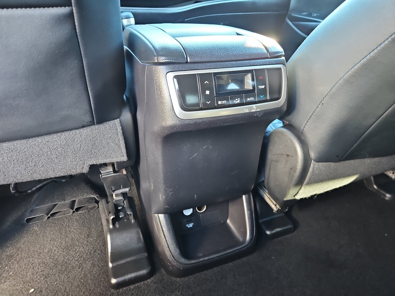 Used 2016 Toyota Highlander XLE AWD/4WD image 13