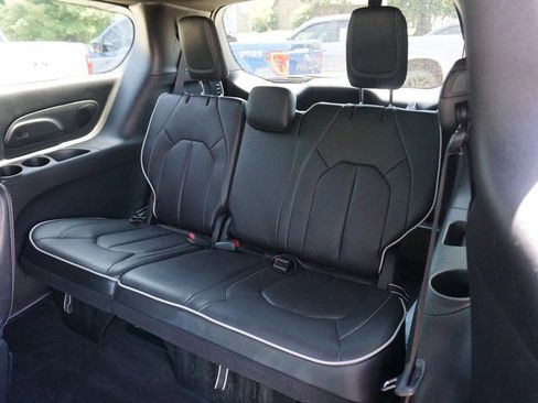 Used 2026 Chrysler Pacifica Limited FWD image 27