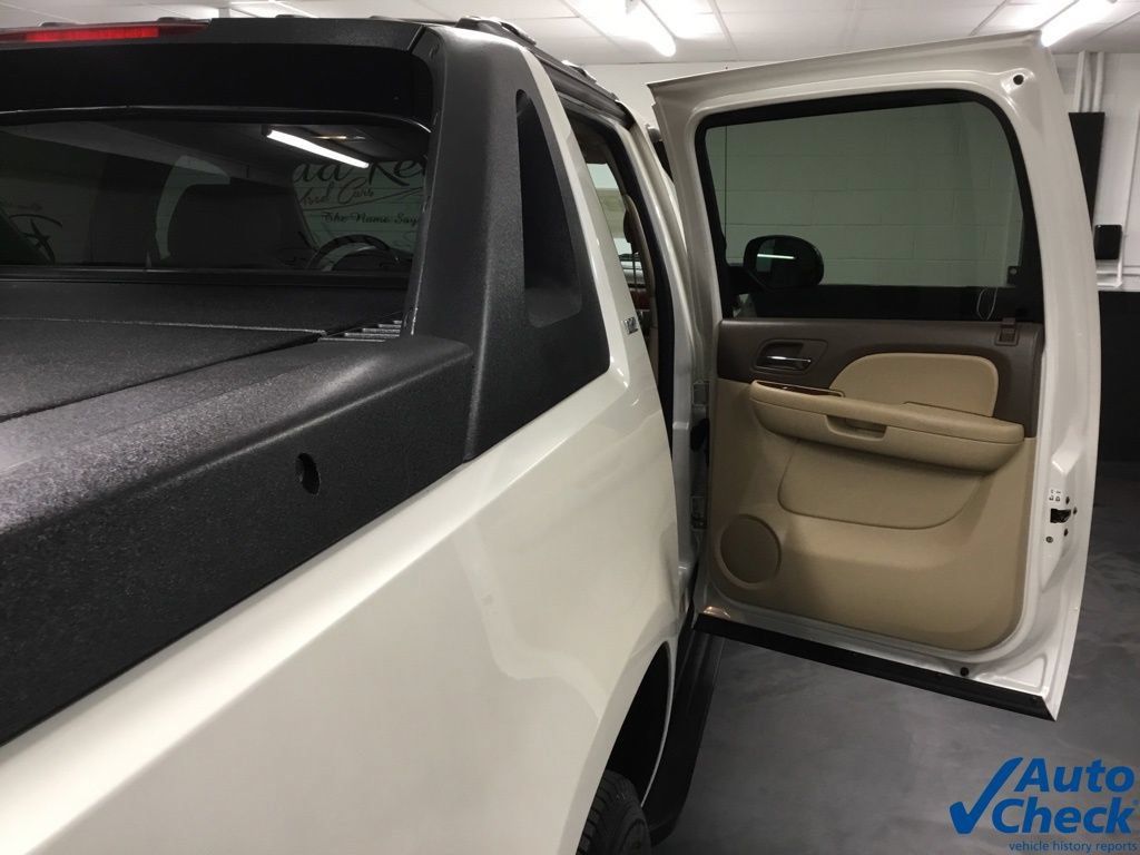 Used 2011 Chevrolet Avalanche LTZ AWD/4WD image 46