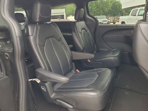 Used 2025 Chrysler Pacifica Select FWD image 28