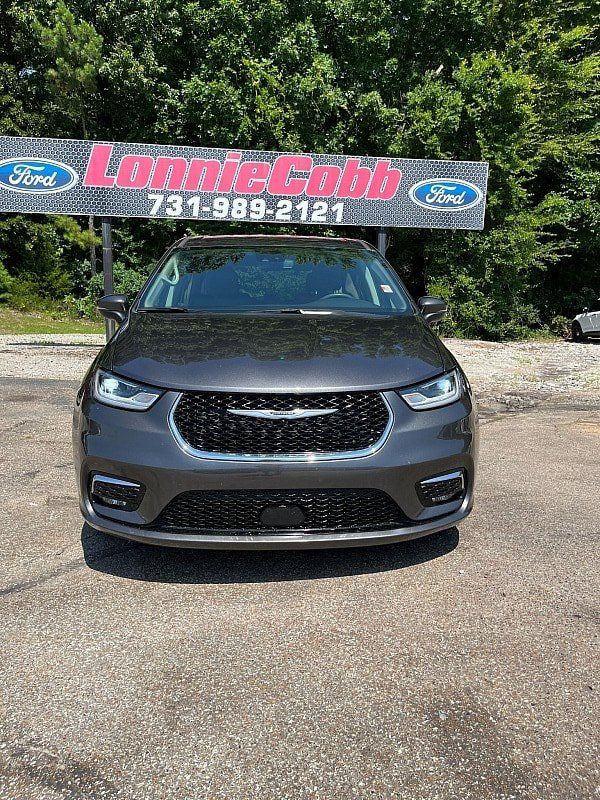 Used 2023 Chrysler Pacifica Touring-L FWD image 2