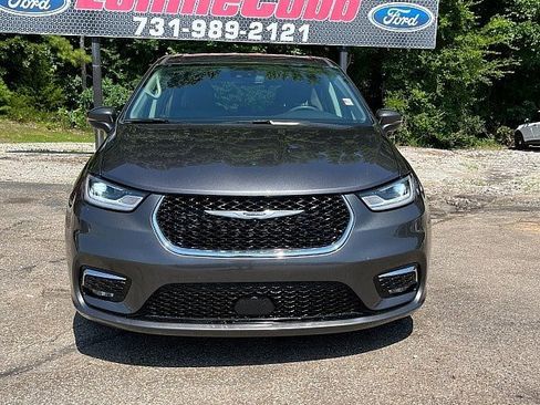 Used 2023 Chrysler Pacifica Touring-L FWD image 2